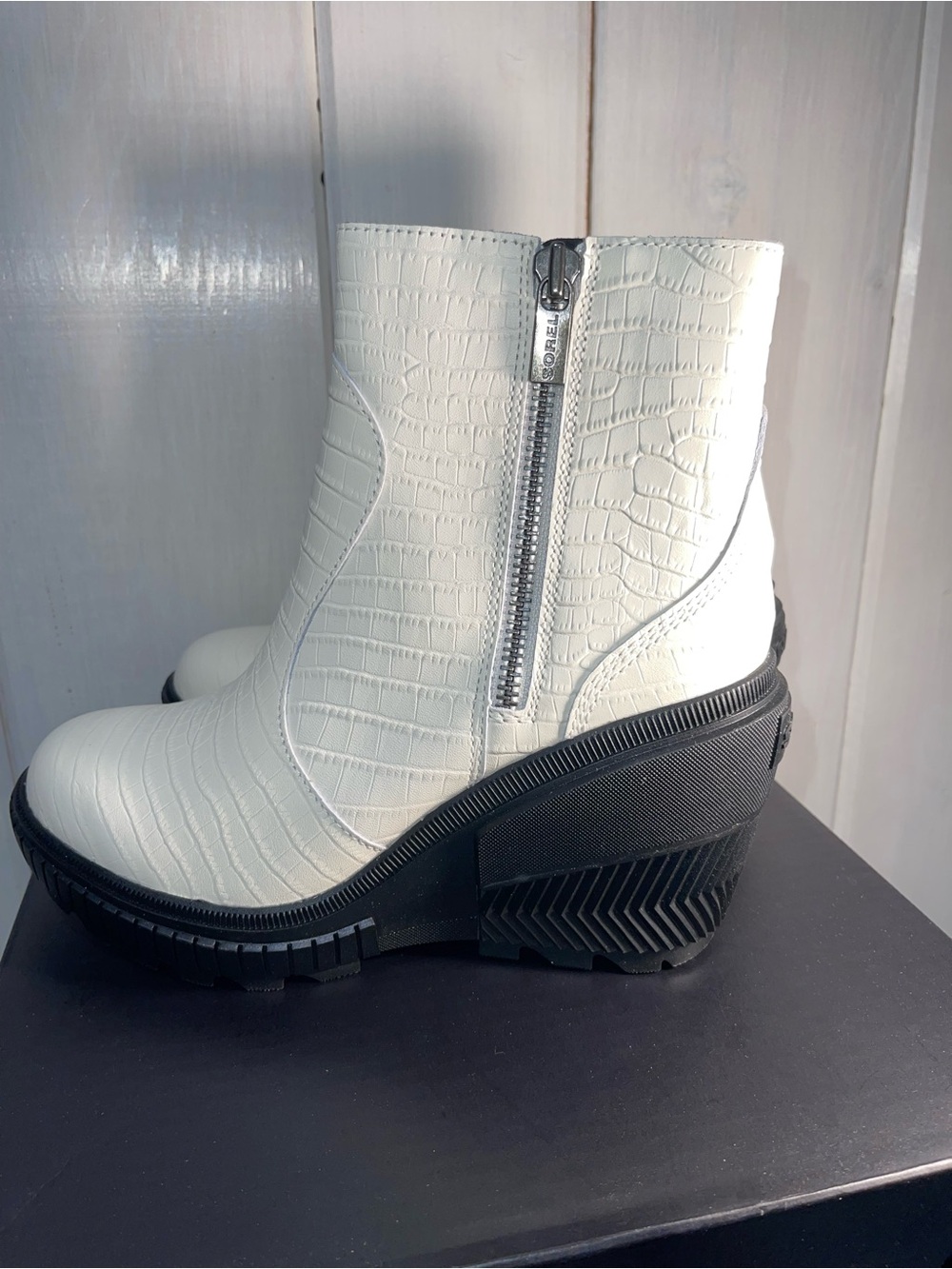 Sorel ONA AVE Zip Wedge White Croc-Embossed Ankle Boots Black Sole 8.5 39.5 NWT